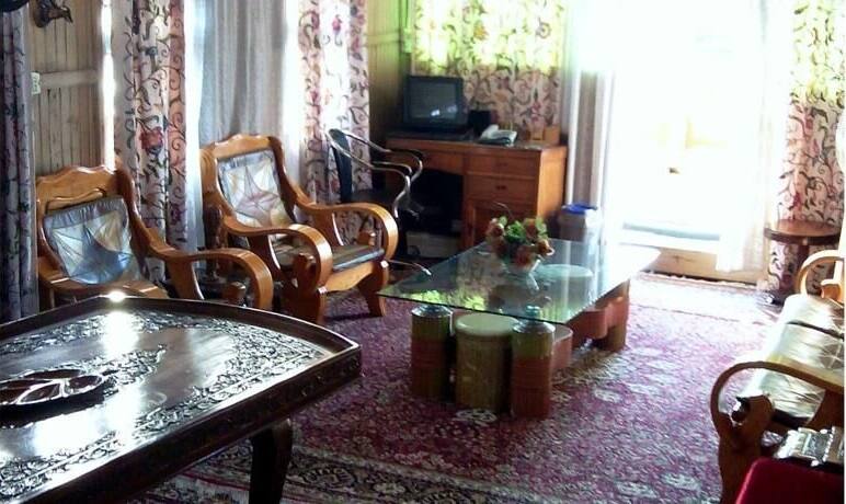 Boat House Young Queen Africa, Srinagar 1